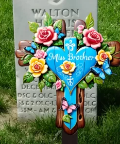 Art Deco Style Miss Brother Memorial Cross Garden Stake, Family Themed Plastic Floor Mount, with Butterflies and Flowers, for Outdoor Sympathy Remembrance Decor, Easter, Christmas, Halloween, Thanksgiving, 2D Acrylic Decorative Plaque for Brother Grave